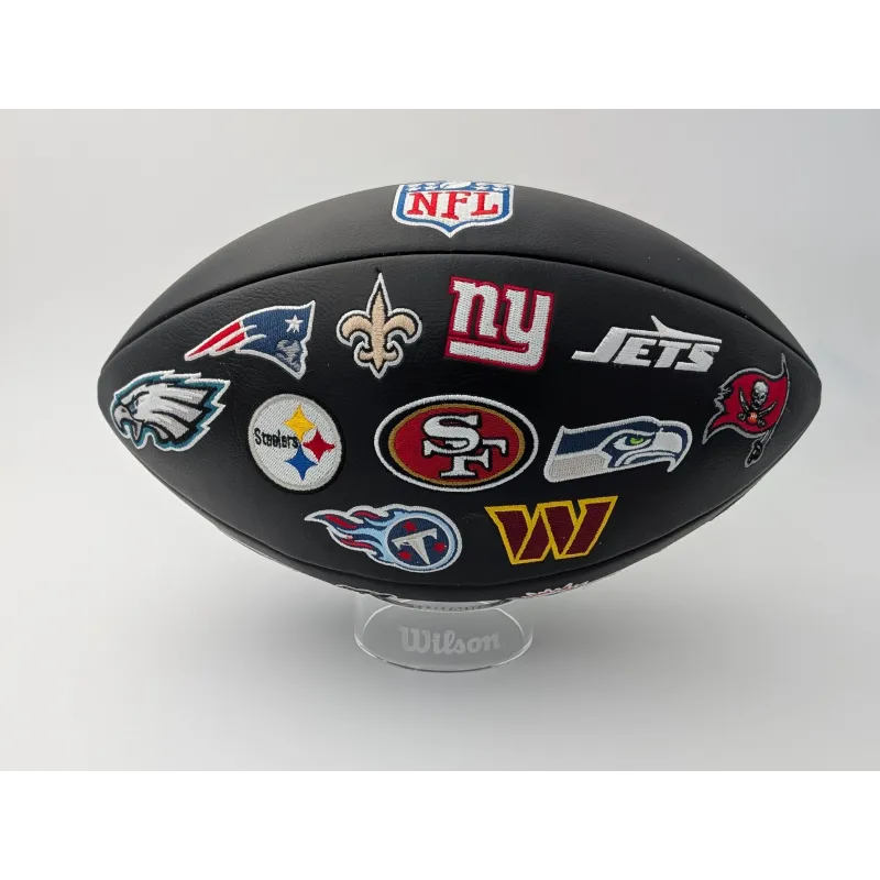 Détail des logos Wilson et NFL brodés sur le ballon de football américain, garantissant une finition premium.