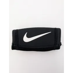 Protection mentonnière Nike Quick Release Chin Shield coloris noir, avec logo Swoosh blanc et technologie Dri-Fit.