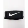Protection mentonnière Nike Quick Release Chin Shield coloris noir, avec logo Swoosh blanc et technologie Dri-Fit.