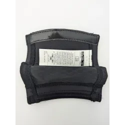 Vue de la protection Nike Quick Release ouverte, montrant le système de fermeture auto-agrippante et l'étiquette technique.