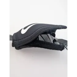 Protection Nike Quick Release noire positionnee ouverte sur une mentonniere, illustrant la facilité d'installation.