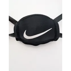 Nike Quick Release Chin Shield noir installe sur une mentonniere rigide (Hard Cup) de football americain.