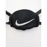 Nike Quick Release Chin Shield noir installe sur une mentonniere rigide (Hard Cup) de football americain.