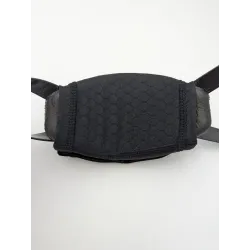 Nike Quick Release Chin Shield noir installe sur une mentonniere rigide (Hard Cup) de football americain.
