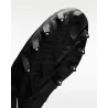 Zoom sur l'avant de la platine d'adhérence Alpha et la disposition élargie des crampons pour des arrêts et poussées explosifs.